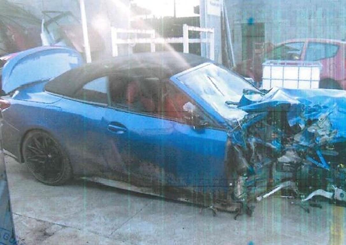 Imagen secundaria 1 - 1. Estado en que quedó el BMW azul del acusado tras el siniestro. 2. Emergencias en el lugar del accidente.