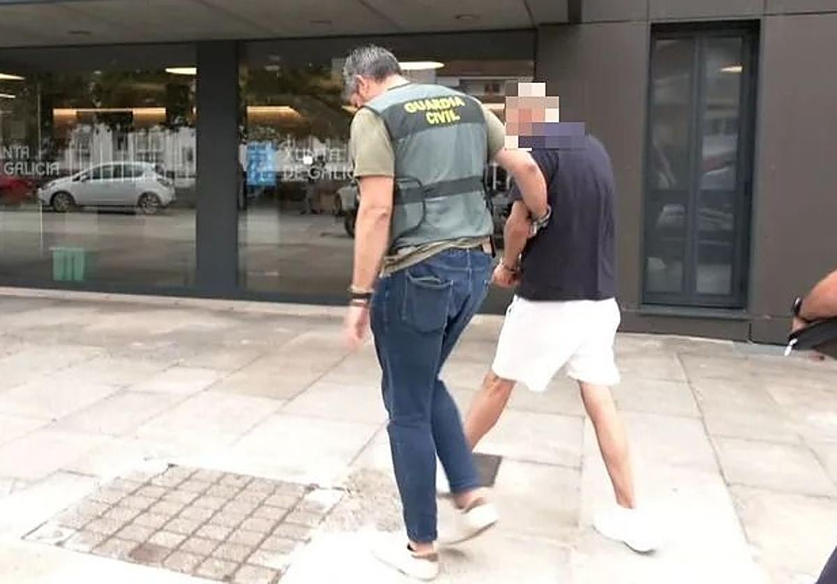 Un agente, junto al joven murciano acusado de arrollar a un motorista en Galicia.