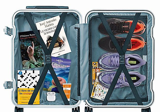 Los imprescindibles. Zapatillas de andar y deportivas de entrenamiento. Crema solar factor 50, para evitar las habituales quemaduras. Uno o dos libros en papel, sus auriculares AirPod, una buena guía de viajes, sudokus y crucigramas.