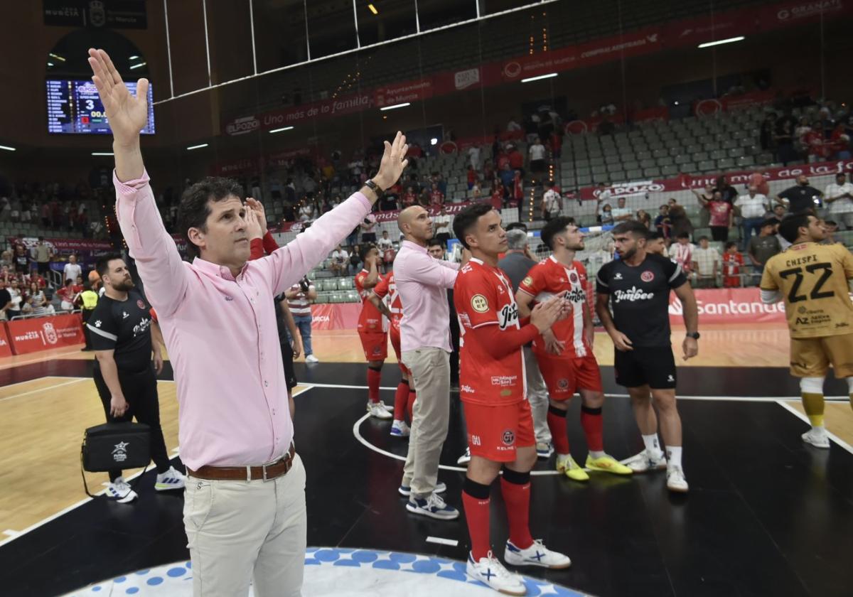 Duda saluda a los aficionados del Jimbee en la última semifinal de liga frente a ElPozo.