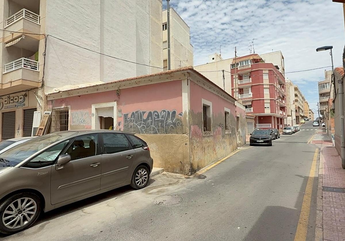 Inmueble que se va a derruir para mejorar la seguridad vial.