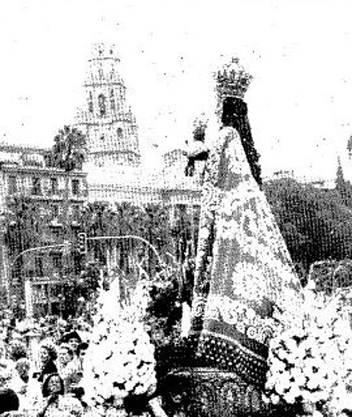 Imagen secundaria 2 - 1. El periódico LA VERDAD también fue el primero en contar que la Morenica visitaría las pedanías murcianas. 2. La Fuensanta, aquel año, en el Puente Viejo.