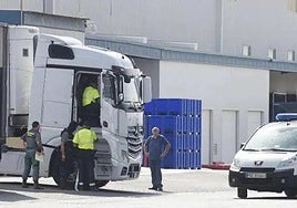 Guardias civiles inspeccionado un camión en las instalaciones de la firma Ricardo Fuentes e Hijos, en 2019.