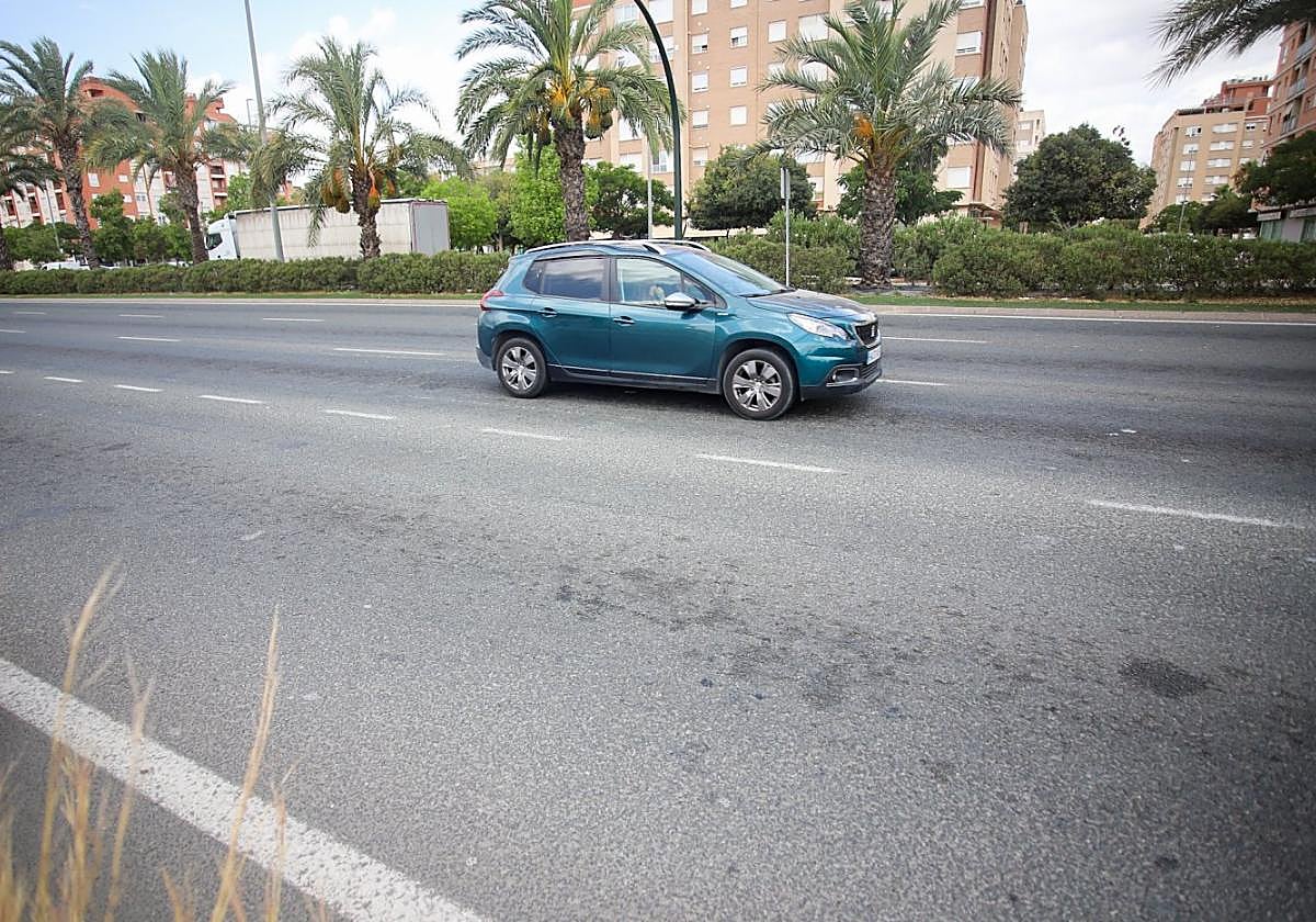 Desperfectos en el asfalto en uno de los tramos de Ronda Sur.