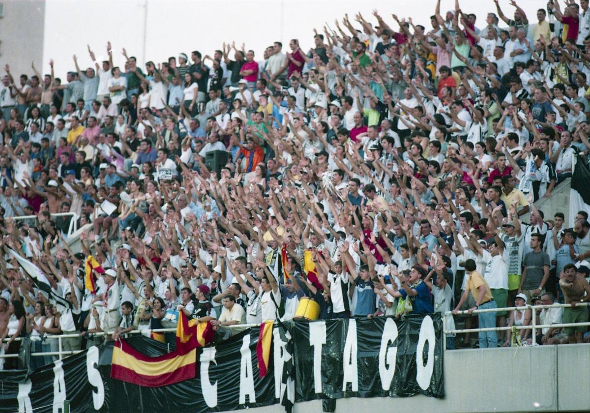 El fondo sur, a rebosar, animando en el partido por el ascenso contra el Córdoba del 30 de junio de 1999.
