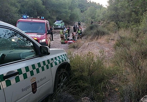 Los bomberos rescatan al ciclista herido.