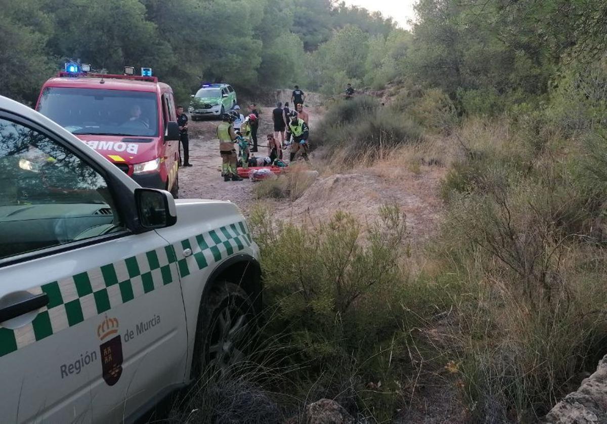 Los bomberos rescatan al ciclista herido.