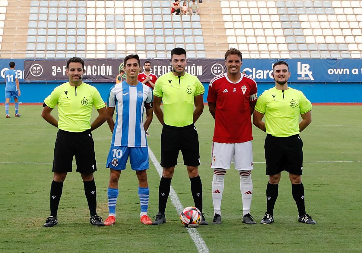 Foto de los capitanes de Lorca Deportiva y Real Murcia, en una imagen de archivo.