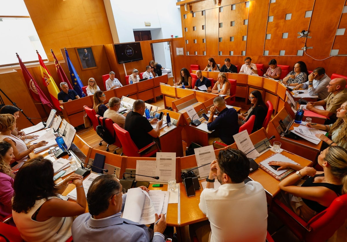 Los concejales durante la celebración del Pleno municipal.