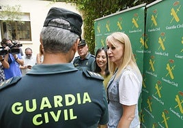 Mercedes González hablando con los agentes de seguridad