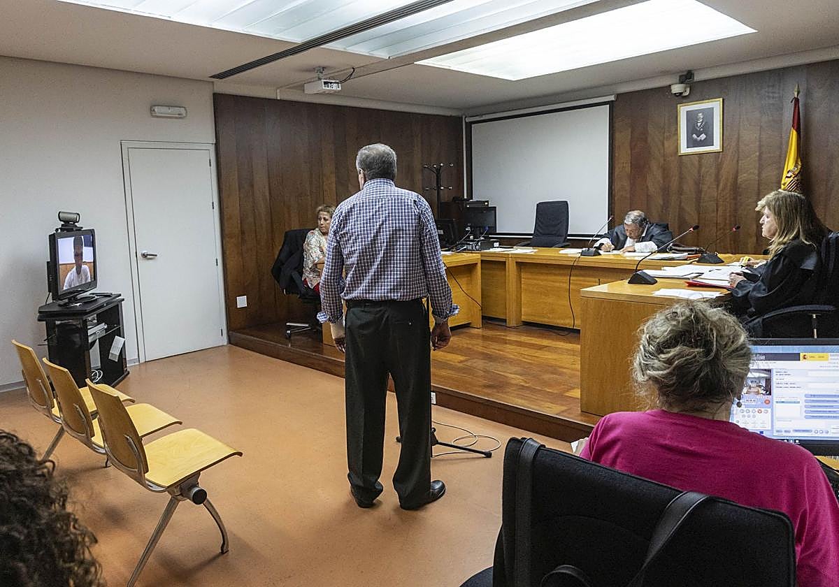 El presunto agresor asiste, por videoconferencia, al juicio en el que declaró la víctima.