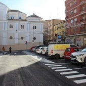 Coches estacionados en el parking en superficie habilitado en la calle del Niño.