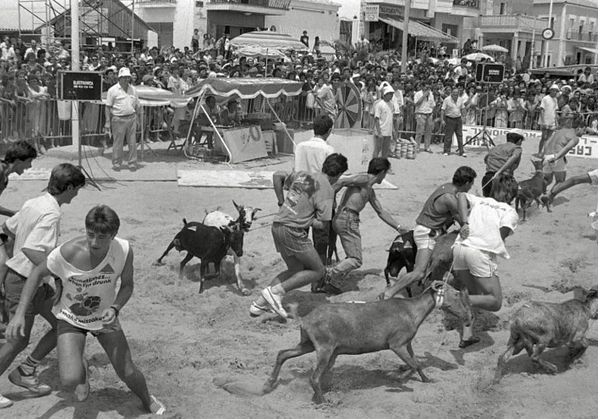 Los Alcázares. Carrera de cabras retransmitida por el programa televisivo 'Costa Cálida' (c. 1990).