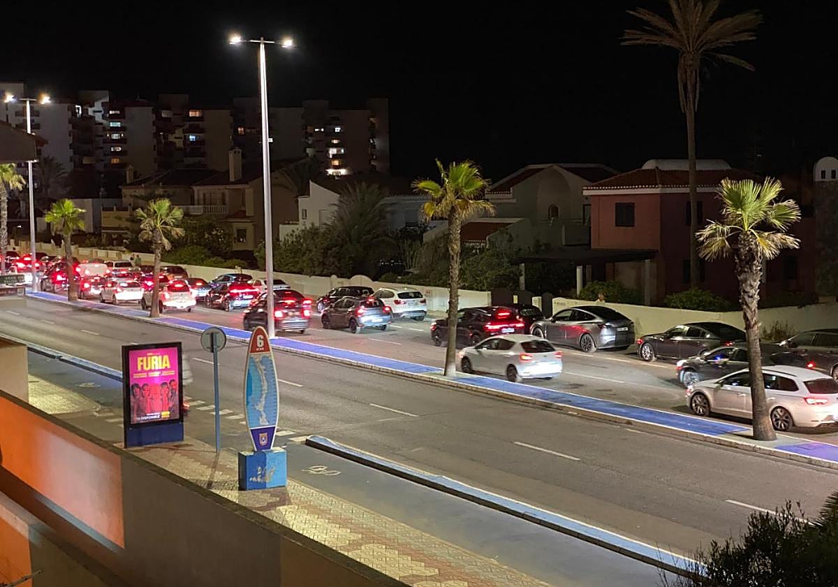 Caravana de coches atascados en el kilómetro 6, el domingo por la noche, a raíz de unas colisiones en la salida de La Manga.