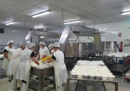 Fábrica de Molina de Segura durante el proceso de elaboración de los quesos.
