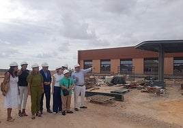 Autoridades y técnicos, este martes, durante la visita a las obras.