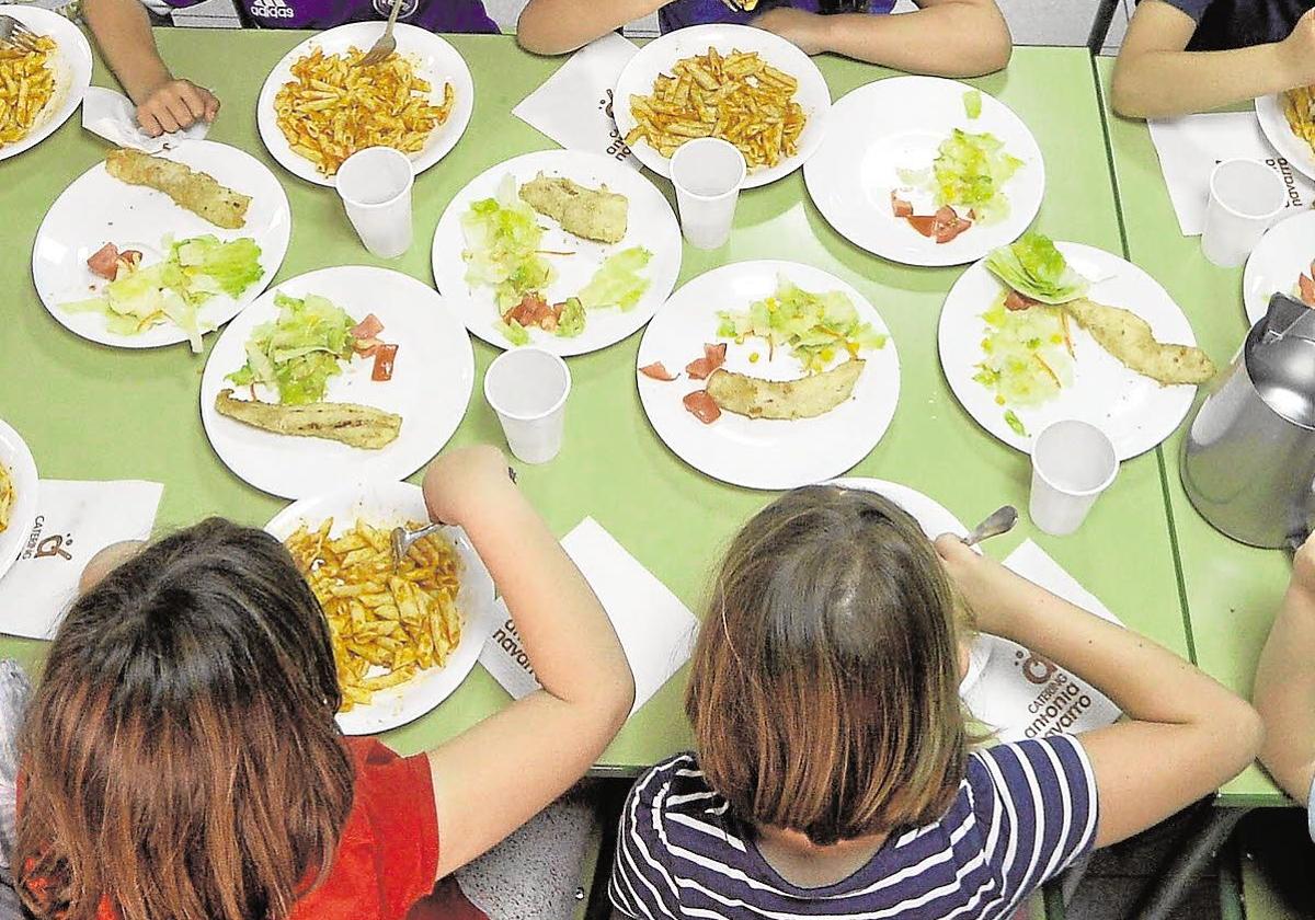 Alumnos en el comedor escolar de un colegio de Murcia, en una imagen de archivo.