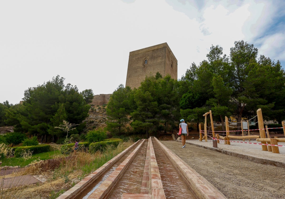 Turistas caminan junto a una de las fuentes del castillo que han sido remodeladas. GONZALO J. MARTÍNEZ / AGM