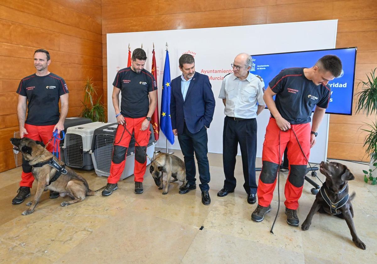 Acto de presentación de la Unidad Canina de Bomberos de Murcia, este martes.