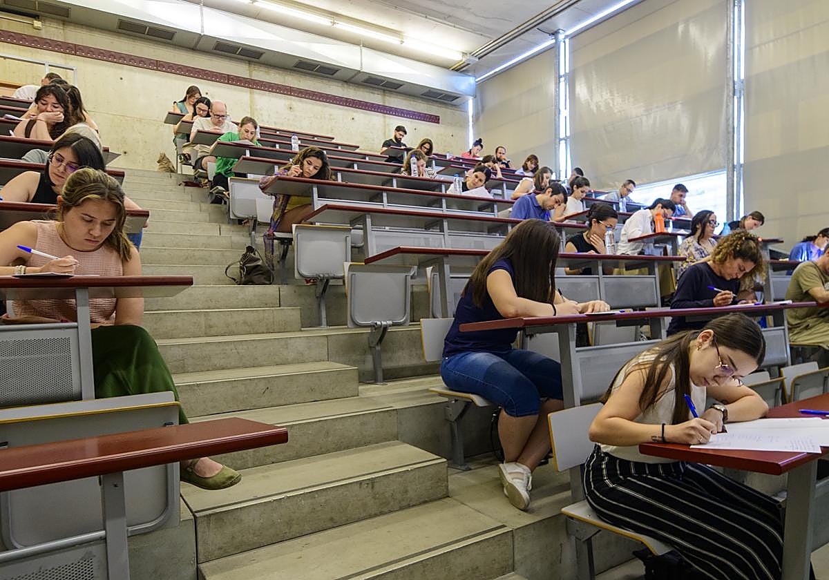 Los opositores realizan el examen el pasado junio.