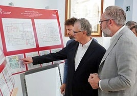 El consejero de Sanidad, Juan José Pedreño, señala el mapa de la ampliación y reforma del centro de salud de Santomera junto al alcalde Víctor Martínez, en una imagen de archivo.