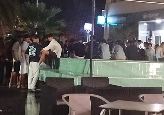 Grupos de jóvenes concentrados en la plaza del centro comercial.