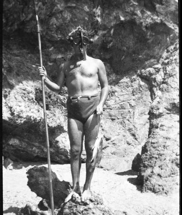 Imagen secundaria 2 - 1. Un grupo familiar posa en traje de baño en la playa de Los Nietos (c. 1935). Fotografía Martínez Blaya; 2. Grupo de amigos de Cehegín, en la playa aguileña de la Colonia (c. 1960). Fotos López. 3. Amós Blanco Rodríguez, sobre una roca con gafas de buceo, arpón y un pescado (c. 1945). Colección familia Blanco Inglés