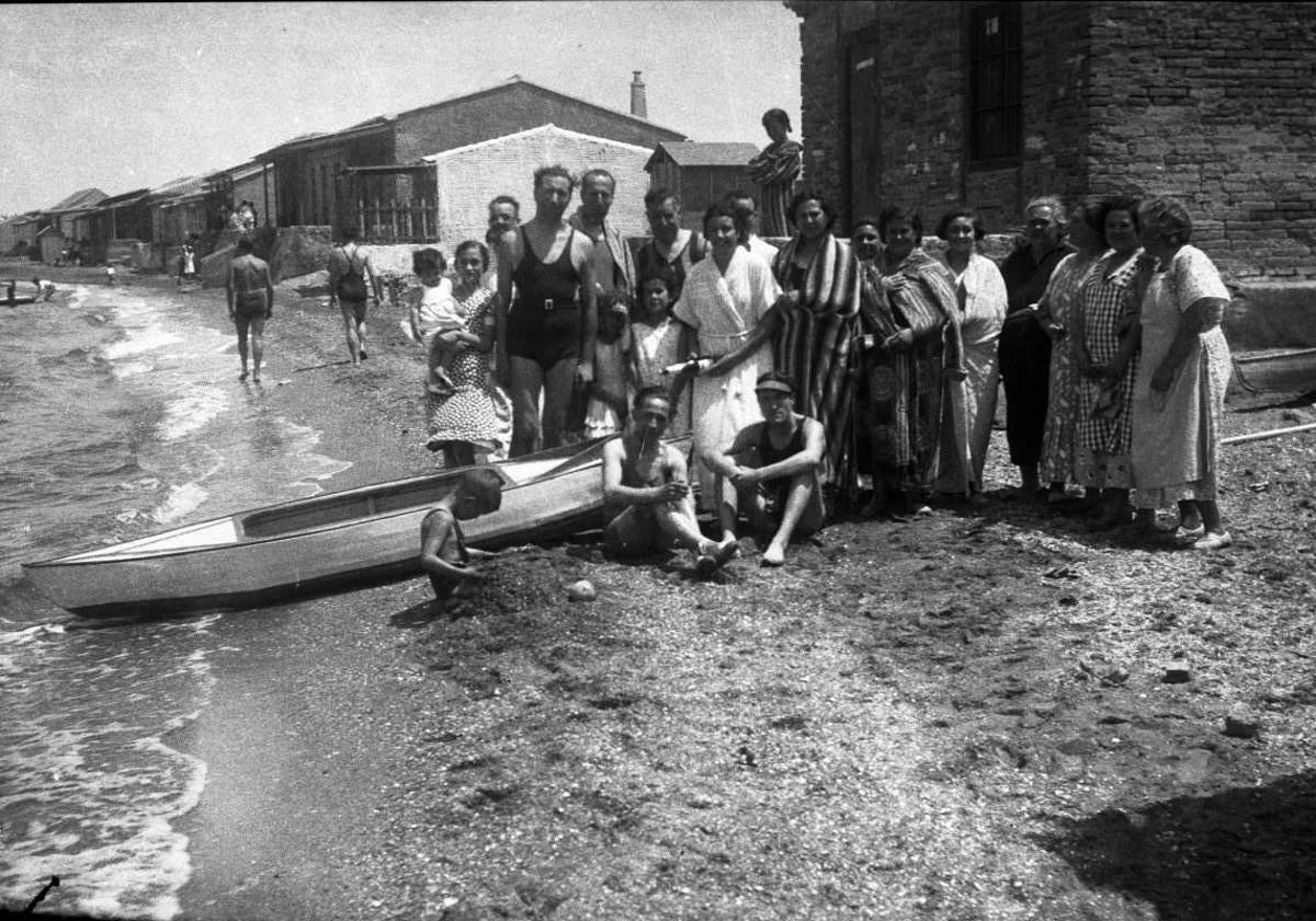 Imagen principal - 1. Un grupo familiar posa en traje de baño en la playa de Los Nietos (c. 1935). Fotografía Martínez Blaya; 2. Grupo de amigos de Cehegín, en la playa aguileña de la Colonia (c. 1960). Fotos López. 3. Amós Blanco Rodríguez, sobre una roca con gafas de buceo, arpón y un pescado (c. 1945). Colección familia Blanco Inglés