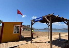 Imagen de una playa con una bandera roja, en una imagen de archivo.