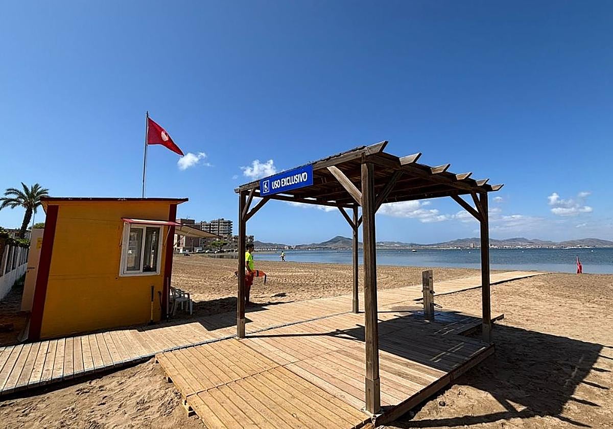 Imagen de una playa con una bandera roja, en una imagen de archivo.