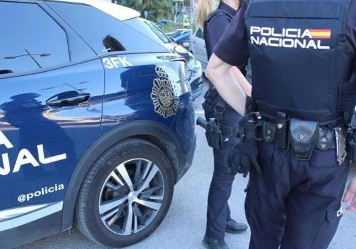 Imagen de archivo de dos agentes de la Policía Nacional.