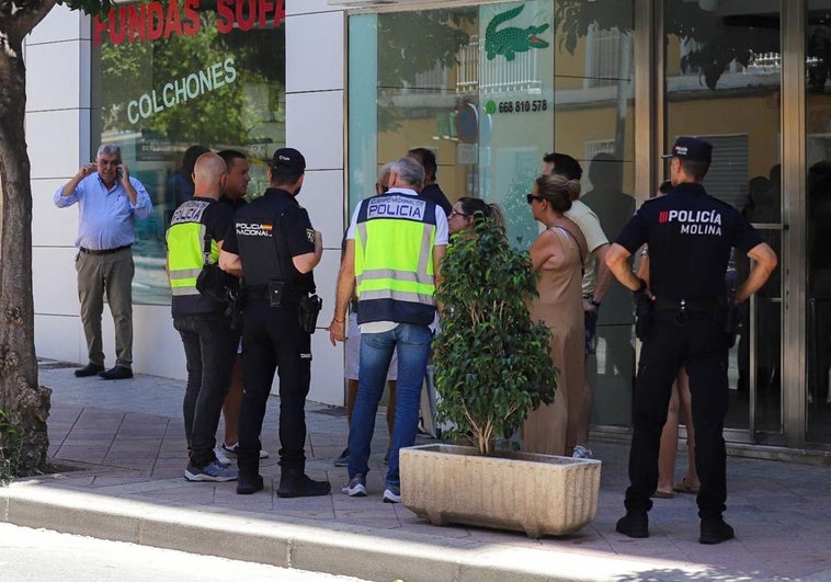 Exterior de la tienda Tejidos Hernández, donde terminó falleciendo su dueño la pasada semana.