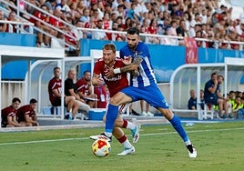 Amistoso competido. El local Sergi Monteverde frena el avance del murcianista David Vicente en el partido de anoche.