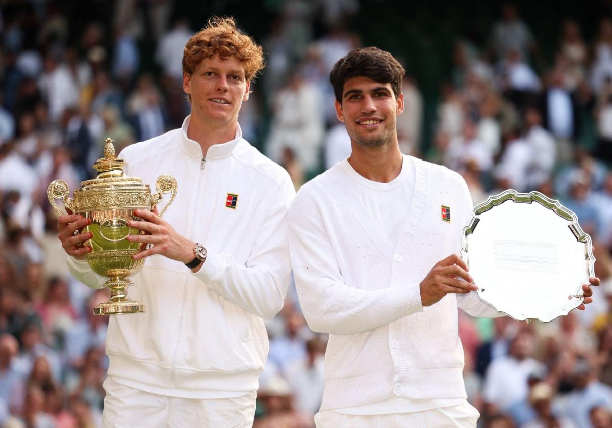 Alcaraz posa junto a Sinner tras la final del pasado Wimbledon.