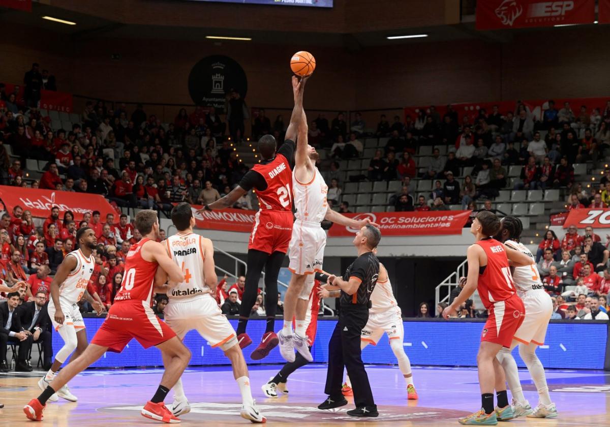 Salto inicial del último UCAM-Valencia disputado en el Palacio de los Deportes de Murcia.