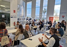 Encuentro entre representantes de 'startups' e inversores en un evento organizados por el UCAM HiTech.