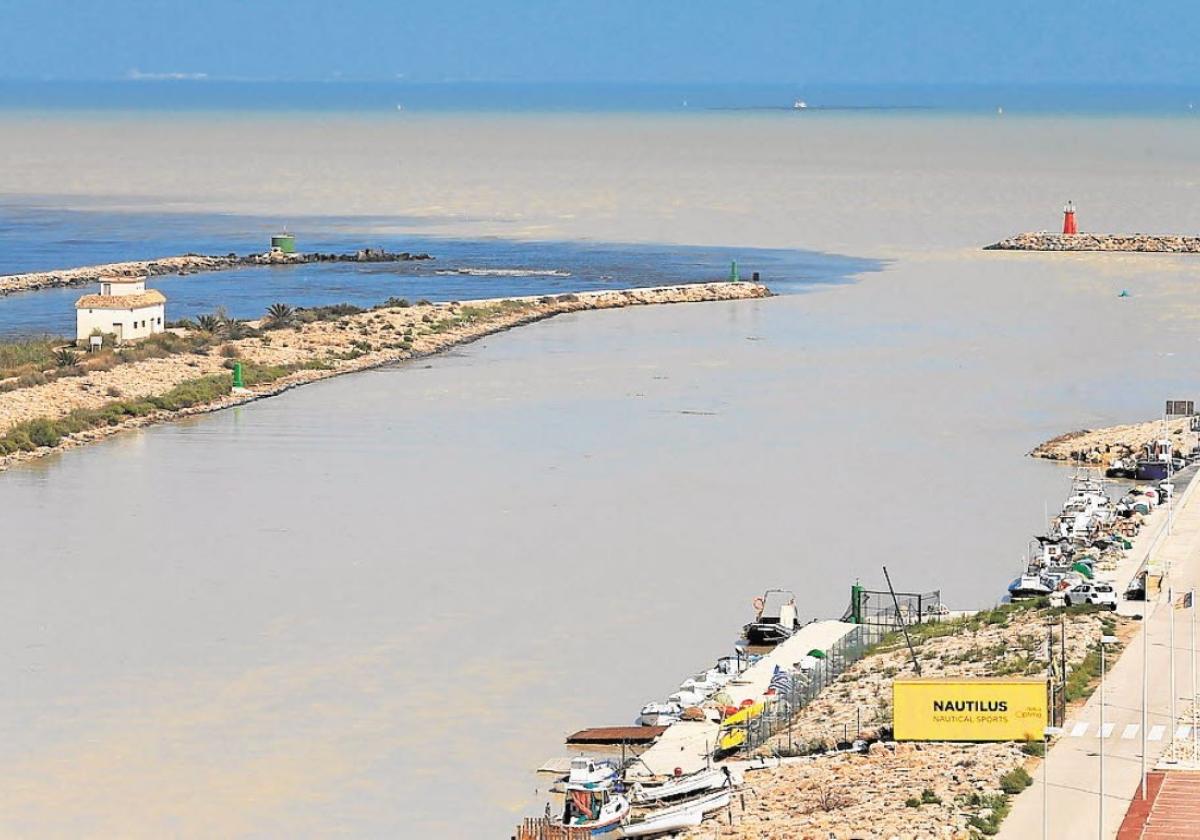 Desembocadura del río Segura, en Guardamar, repleta de sedimentos tras registrarse fuertes lluvias.