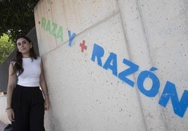 Sara Chourak posa para LA VERDAD en el exterior del colegio Fontes de Torre Pacheco.