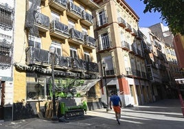 Fachada del restaurante La Tapa, todavía en obras, este jueves.