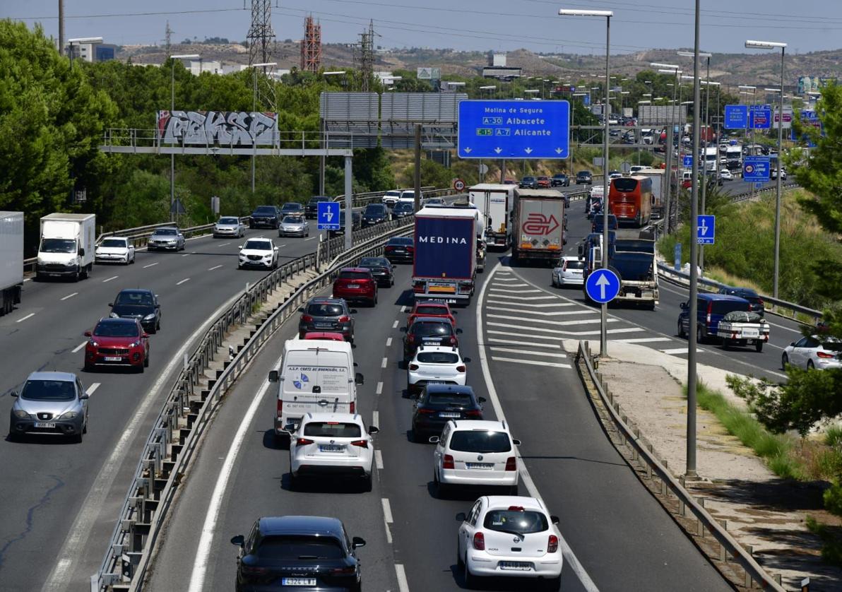 Tráfico congestionado en la autovía A-30, a mediodía de este jueves.