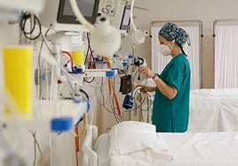 Una sanitaria revisa los equipos de monitorización de pacientes, en una imagen de archivo.