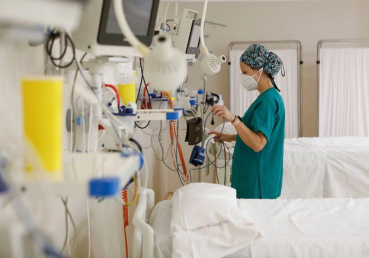 Una sanitaria revisa los equipos de monitorización de pacientes, en una imagen de archivo.