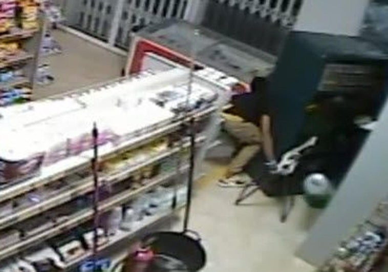 Imágenes del intento de robo, captadas por una cámara de seguridad.
