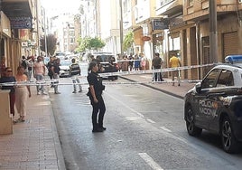 Policías, con la vía acordonada, en el lugar del suceso.