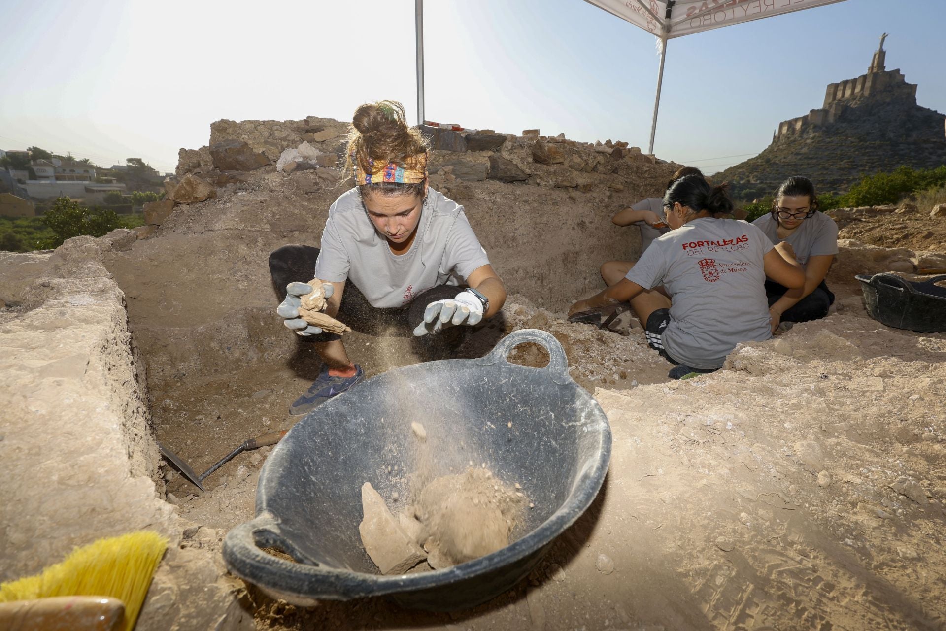 Varios voluntarios en la campaña de excavación de este verano del Castillejo.