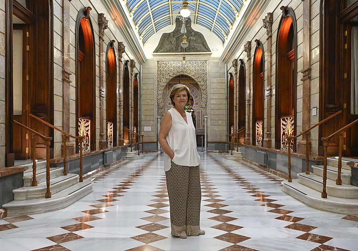 María del Loreto López Martínez, en la galería central del Real Casino de Murcia.