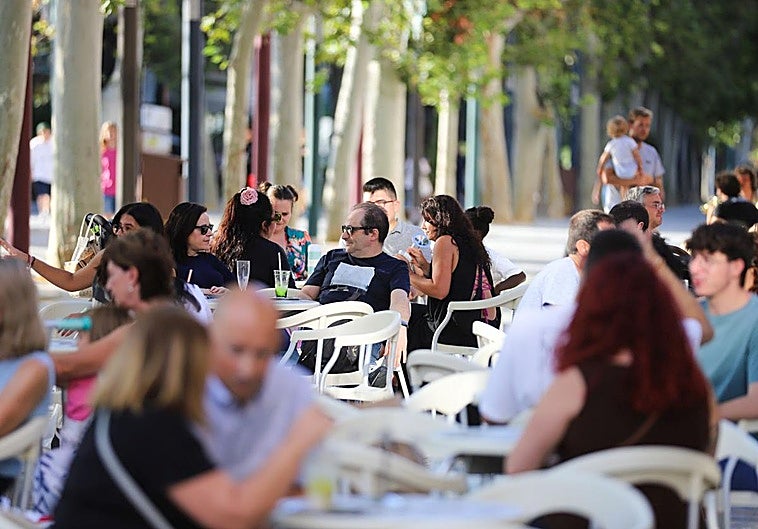 Imagen de una terraza concurrida, durante estos días, en el Paseo Alfonso X de la capital.