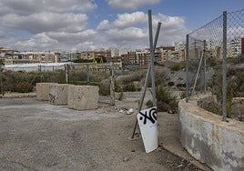 Acceso a la antigua fábrica de Potasas, en el Hondón, con el cartel de advertencia en el suelo.