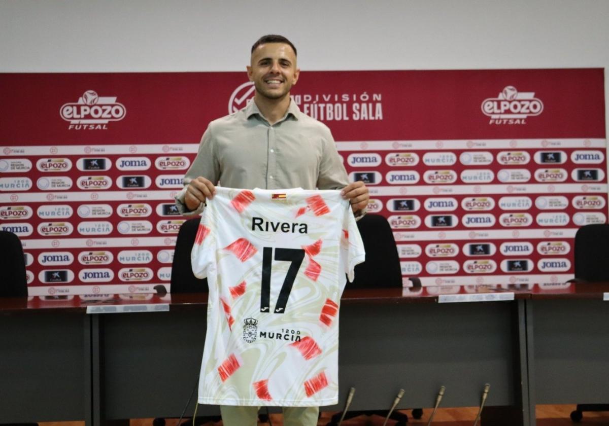 Adri Rivera posa en su presentación con la camiseta de ElPozo Murcia.