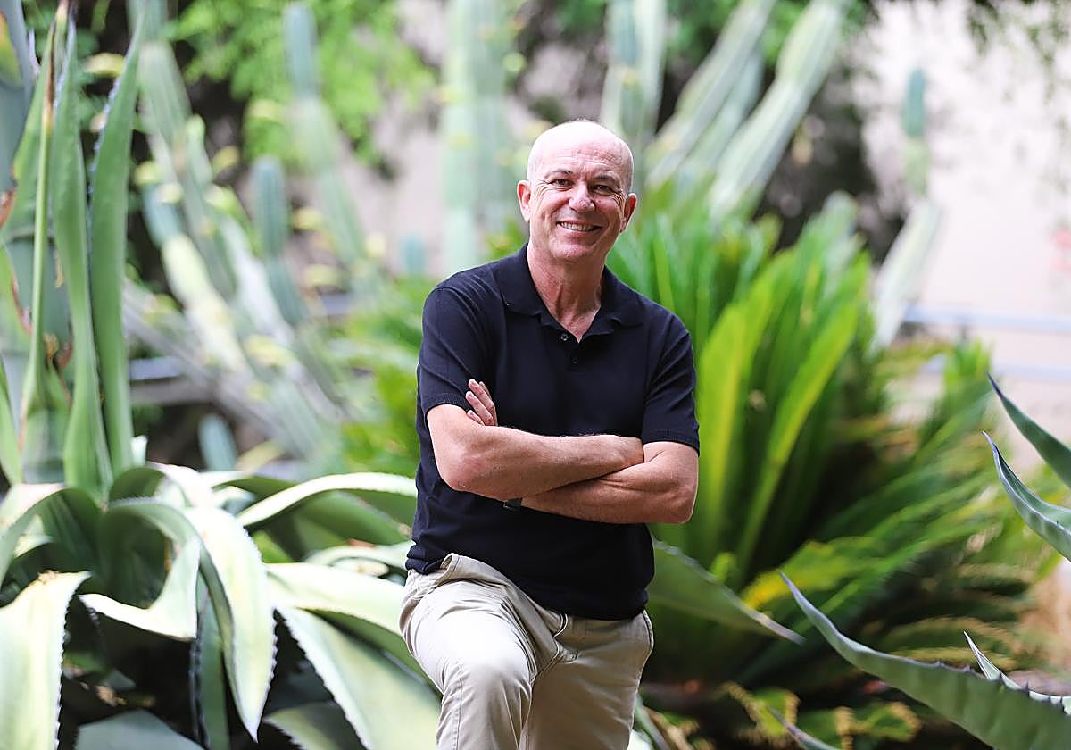 Longinos Marín, fotografiado en el Campus de Espinardo de la UMU, horas antes de emprender su viaje a Asia.